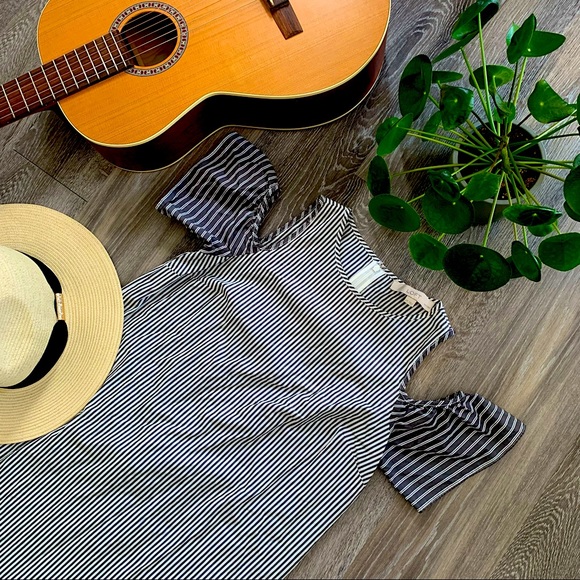 Ann Taylor LOFT peekaboo shoulder short sleeve dress. Size 2 petites. - Picture 2 of 3